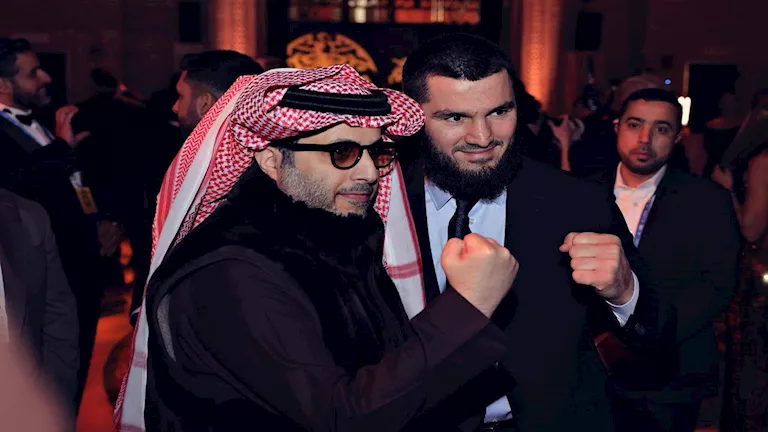تركي آل الشيخ مع نجوم الملاكمة في حفل "Ring Magazine Awards" السنوي تركي آل الشيخ مع نجوم الملاكمة في حفل "Ring Magazine Awards" السنوي