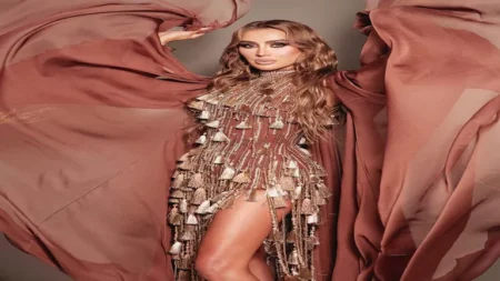 بإطلالة غير تقليدية- مايا دياب تتألق باللون الأسود اللامع