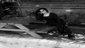 "أبيض في أسود".. جوري بكر تخطف الأنظار بإطلالة "كاجوال" جريئة في أحدث ظهور