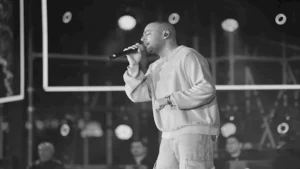 تامر عاشور يحتفل بنجاح حفله في الكويت