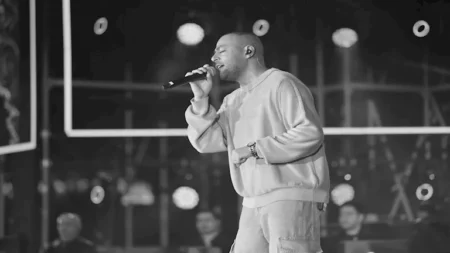 تامر عاشور يحتفل بنجاح حفله في الكويت