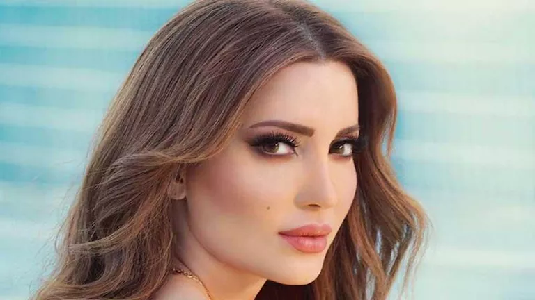 عباءة أنيقة تخطف الأنظار.. نسرين طافش بلوك ساحر عباءة أنيقة تخطف الأنظار.. نسرين طافش بلوك ساحر