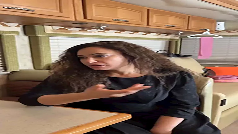 هند صبري تعيد مشهدها الشهير "عايزة ورد يا إبراهيم" مع نجل خالد صالح.. (فيديو وصور) هند صبري تعيد مشهدها الشهير "عايزة ورد يا إبراهيم" مع نجل خالد صالح.. (فيديو وصور)