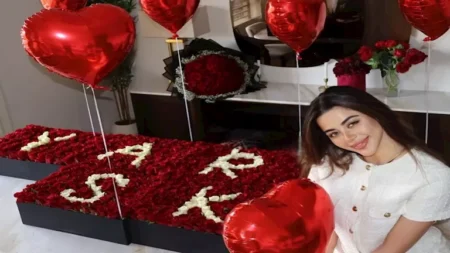 "داخل غرفة مليئة بالورود"..أحدث ظهور لـ يارا السكري والجمهور يعلق (صور)