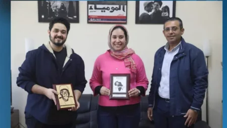 رئيس "القومي للسينما" يكرم صناع الفيلمين الفائزين بمهرجان اللقاءات السينمائية