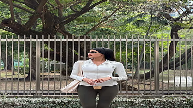 ملكة جمال العام 2025 بإطلالة رياضية.. لماذا اختارت اللون الأبيض؟ ملكة جمال العام 2025 بإطلالة رياضية.. لماذا اختارت اللون الأبيض؟