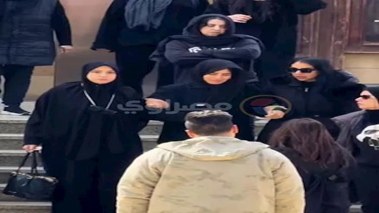 انهيار زينة وظهورها بالحجاب وطارق لطفي أبرز الحضور.. لقطات من جنازة شقيق زينة انهيار زينة وظهورها بالحجاب وطارق لطفي أبرز الحضور.. لقطات من جنازة شقيق زينة