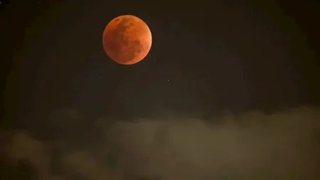 خسوف القمر وموكب الكواكب.. أبرز الأحداث السماوية في شهر مارس