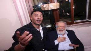 محمد رمضان يقبل رأس يحيى الفخراني في حفل "أوبرا توت عنخ أمون" (صور)