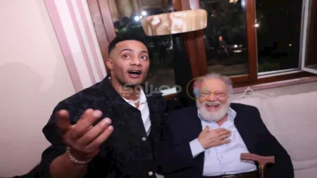 محمد رمضان يقبل رأس يحيى الفخراني في حفل "أوبرا توت عنخ أمون" (صور)