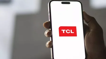 TCL تعود للمنافسة بهاتف جديد.. ما مواصفاته ومميزاته؟