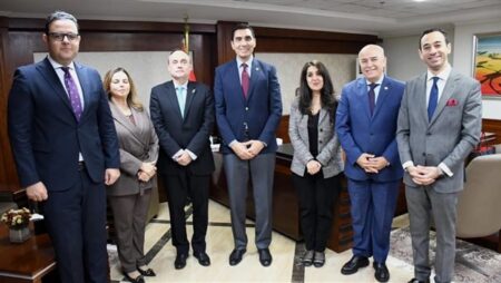 وزير الرياضة يودّع ممثل الصندوق الأممي للسكان بعد انتهاء فترة عمله بمصر