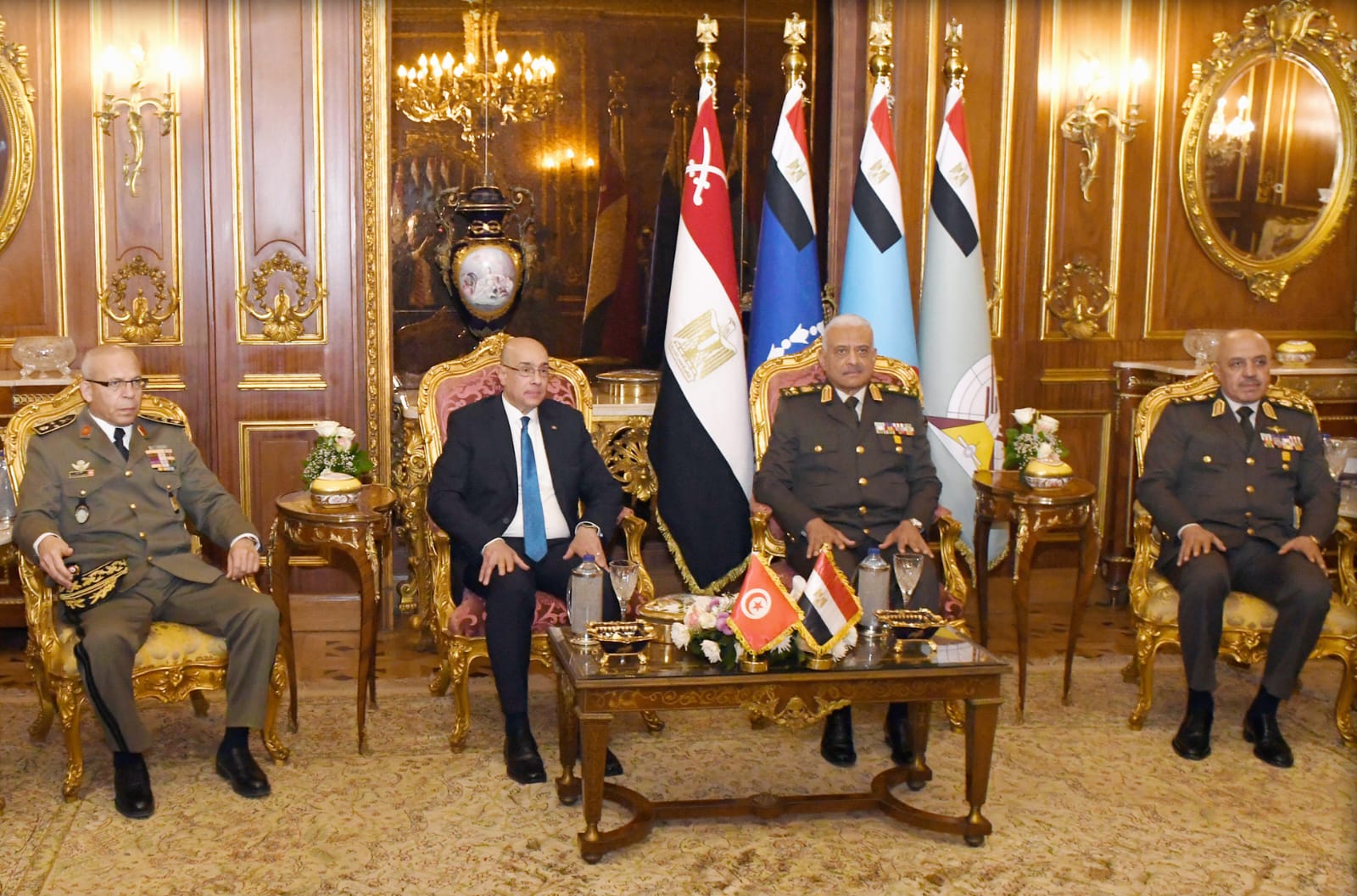 وزير الدفاع يلتقى وزير الدفاع الوطنى للجمهورية التونسية.. شاهد