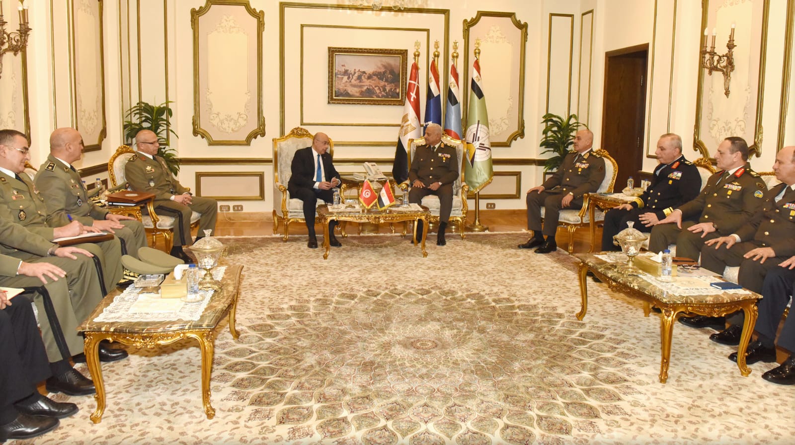 وزير الدفاع يلتقى وزير الدفاع الوطنى للجمهورية التونسية.. شاهد