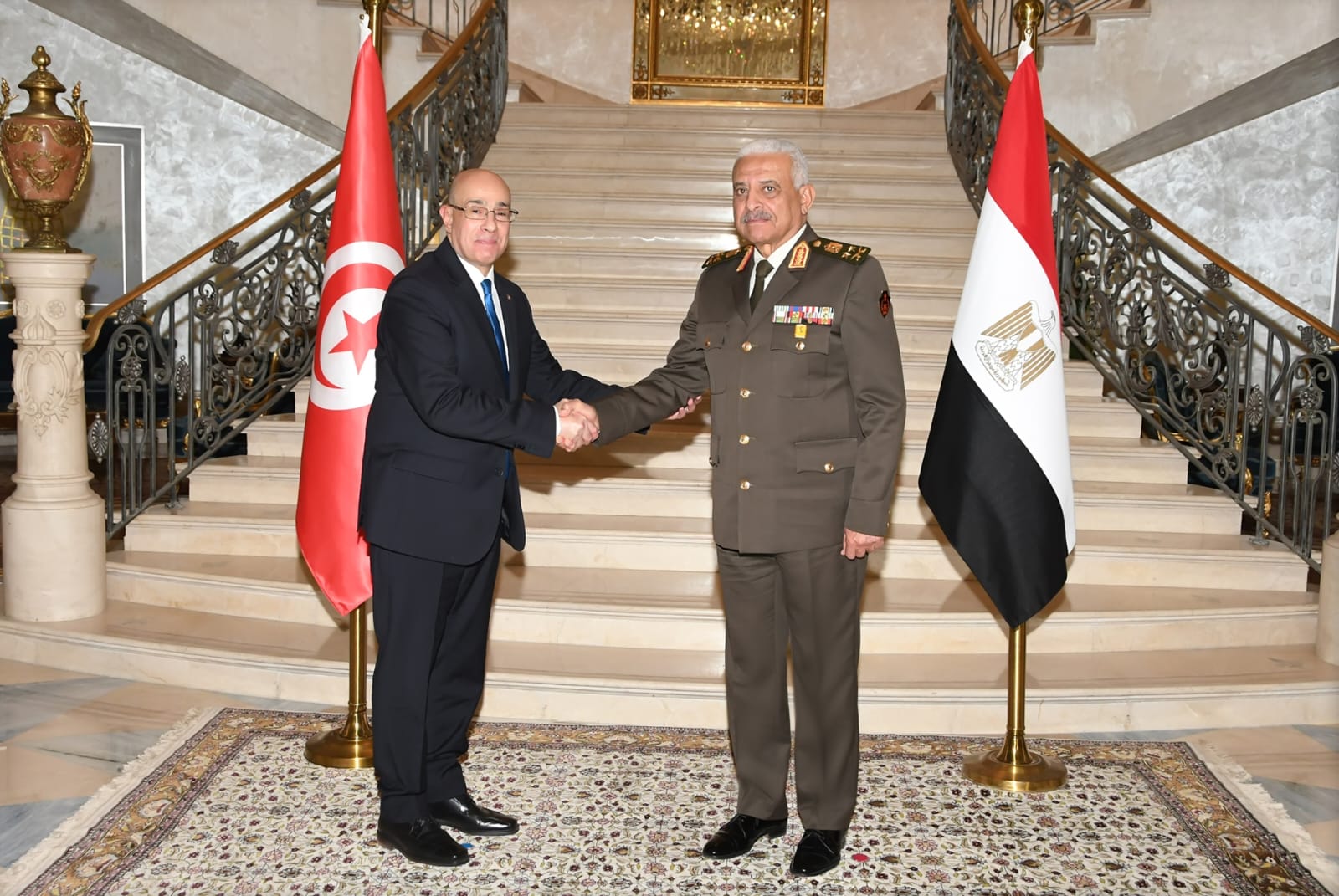 وزير الدفاع يلتقى وزير الدفاع الوطنى للجمهورية التونسية.. شاهد