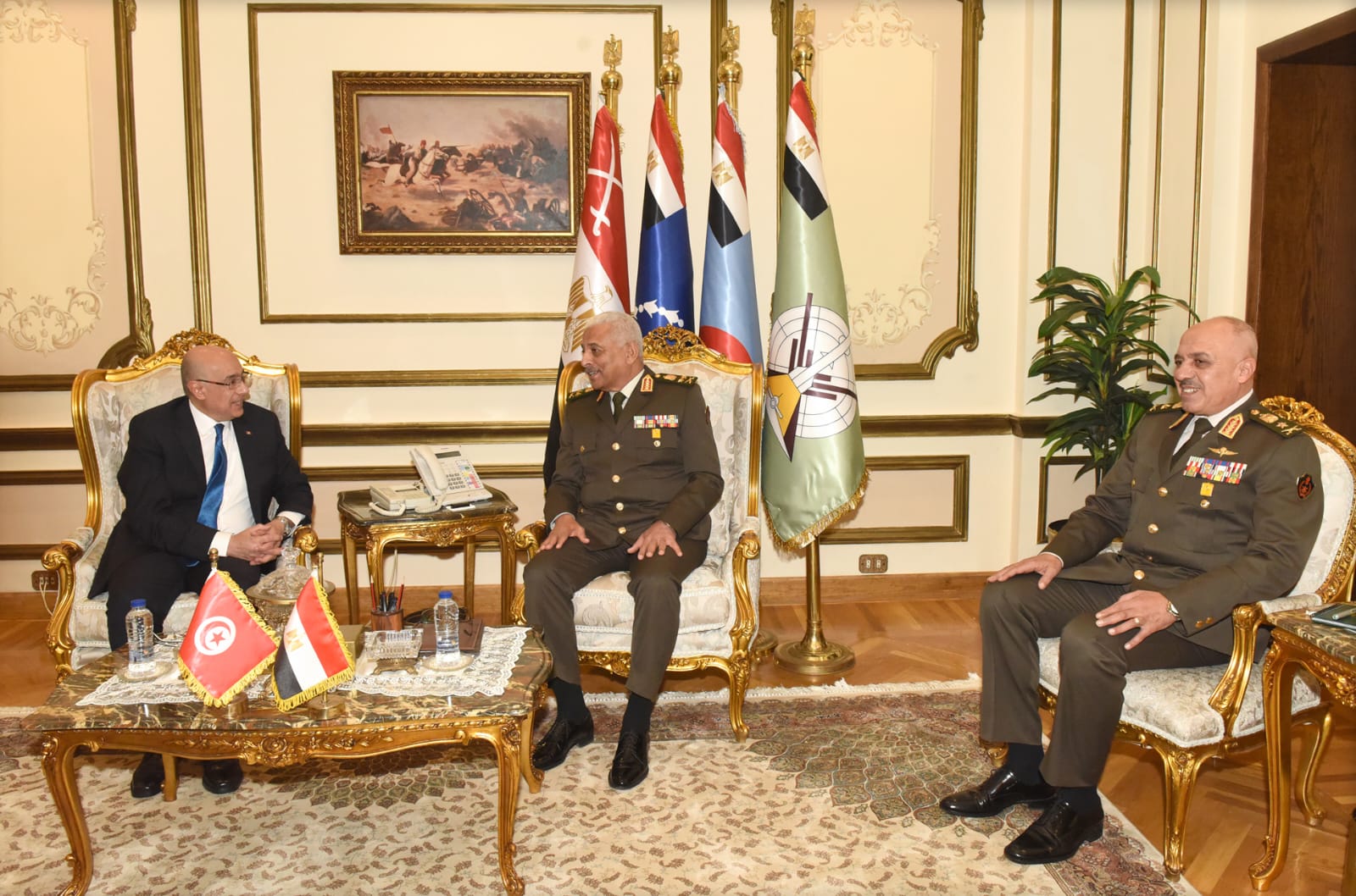 وزير الدفاع يلتقى وزير الدفاع الوطنى للجمهورية التونسية.. شاهد