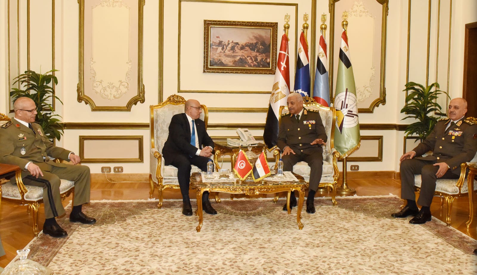 وزير الدفاع يلتقى وزير الدفاع الوطنى للجمهورية التونسية.. شاهد