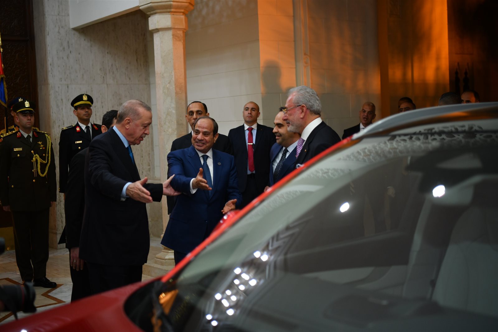 لحظة إهداء أردوغان سيارة كهربائية للسيسي (صور)