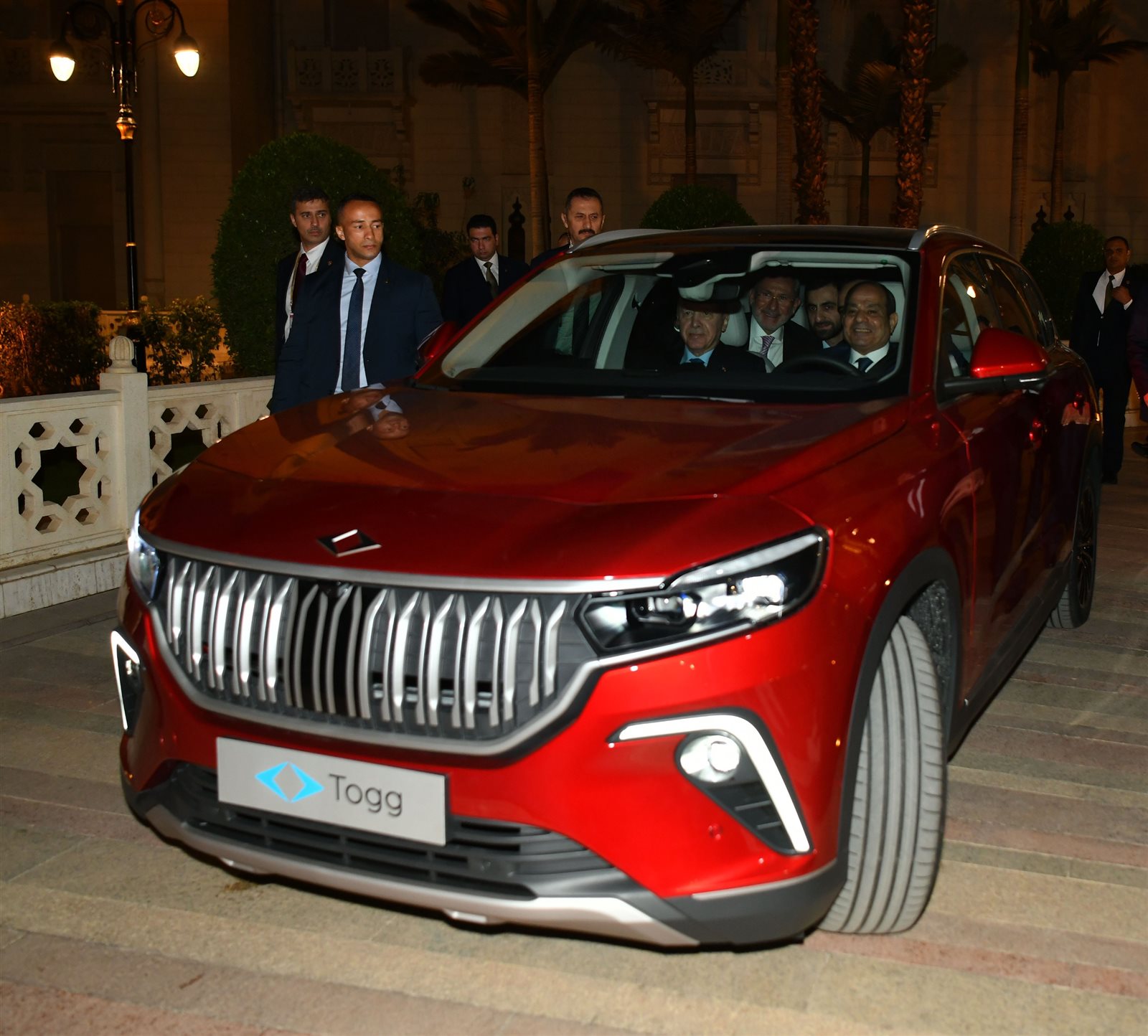 لحظة إهداء أردوغان سيارة كهربائية للسيسي (صور)