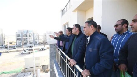 وزير الإسكان يتفقد الشاليهات والفيلات بمشروع "مارينا 8" وتطوير مدخل مارينا 5