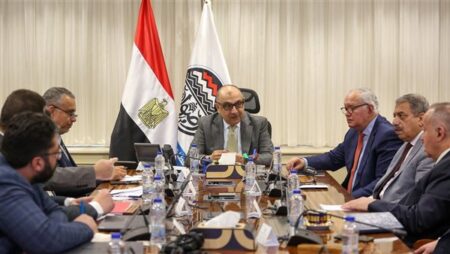 وزير قطاع الأعمال العام يبحث مع الاتحاد العام للمستثمرين الأفرو-آسيوي فرص الشراكة والاستثمار