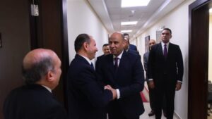 وزير العمل حسن رداد للعاملين بالوزارة: أنا واحد منكم وسنعمل بروح الفريق