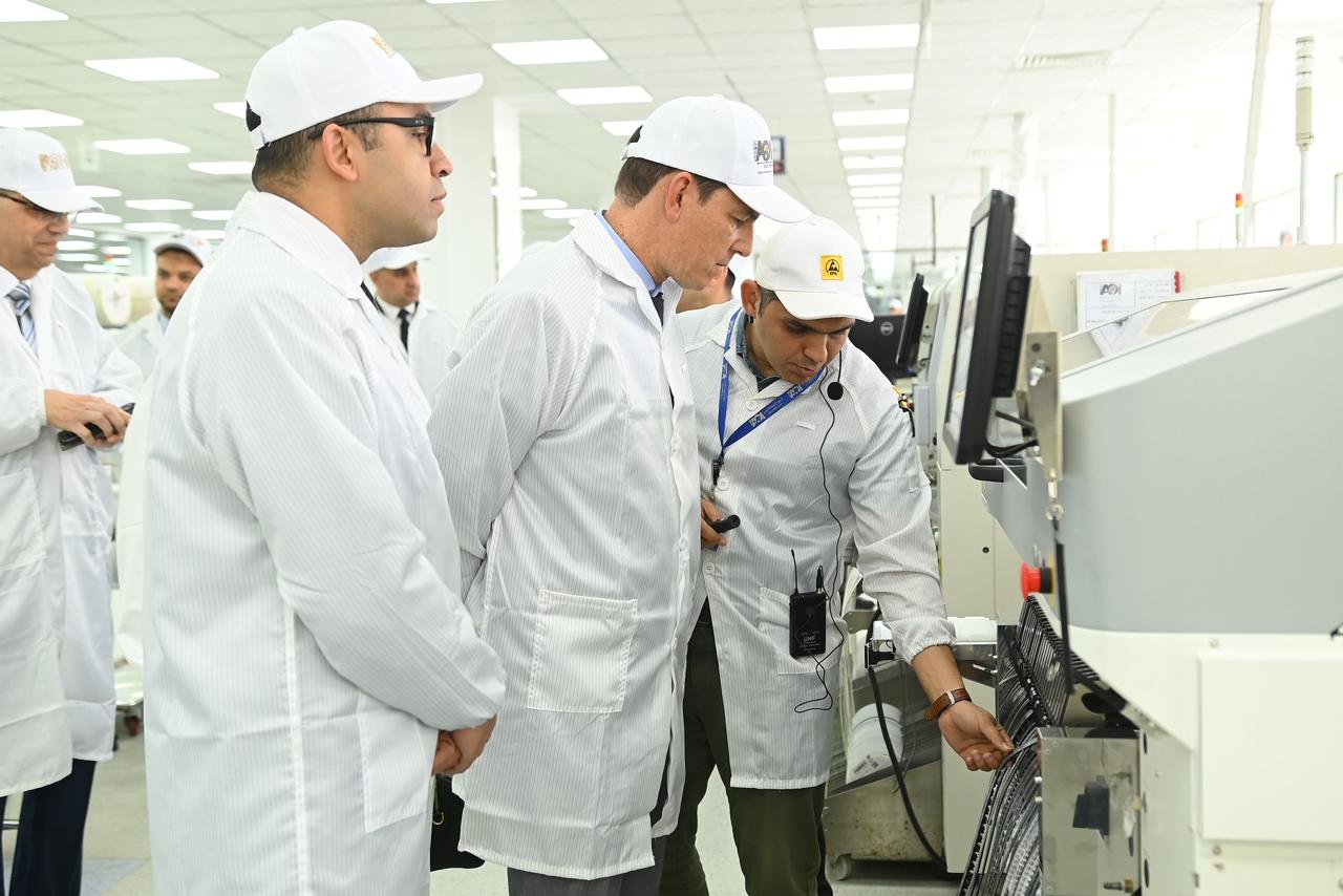 «شنايدر إلكتريك» و«زيروتك» تدفعان توطين وحدات الداتا سنتر عبر «العربية للتصنيع» 5 «شنايدر إلكتريك» و«زيروتك» تدفعان توطين وحدات الداتا سنتر عبر «العربية للتصنيع»