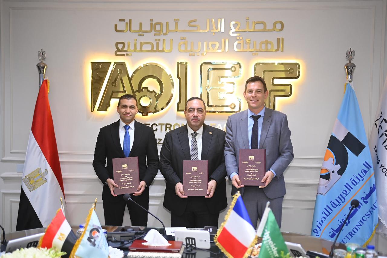 «شنايدر إلكتريك» و«زيروتك» تدفعان توطين وحدات الداتا سنتر عبر «العربية للتصنيع» 8 «شنايدر إلكتريك» و«زيروتك» تدفعان توطين وحدات الداتا سنتر عبر «العربية للتصنيع»