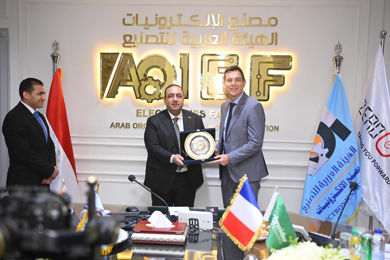 «شنايدر إلكتريك» و«زيروتك» تدفعان توطين وحدات الداتا سنتر عبر «العربية للتصنيع» 9 «شنايدر إلكتريك» و«زيروتك» تدفعان توطين وحدات الداتا سنتر عبر «العربية للتصنيع»