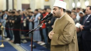 آلاف المصلين يحيون الليلة الرمضانية الخامسة ويؤدون العشاء والتراويح برحاب الجامع الأزهر