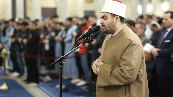 آلاف المصلين يحيون الليلة الرمضانية الخامسة ويؤدون العشاء والتراويح برحاب الجامع الأزهر آلاف المصلين يحيون الليلة الرمضانية الخامسة ويؤدون العشاء والتراويح برحاب الجامع الأزهر