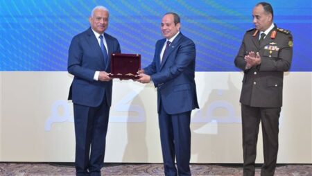 الرئيس السيسي يكرم الفريق أول عبد المجيد صقر تقديرًا لجهوده الوطنية الرئيس السيسي يكرم الفريق أول عبد المجيد صقر تقديرًا لجهوده الوطنية