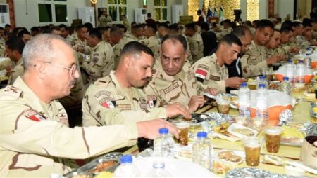 وزير الدفاع يشارك عددًا من مقاتلي القوات المسلحة بقيادة الجيش الثاني الميداني تناول وجبة الإفطار.. شاهد