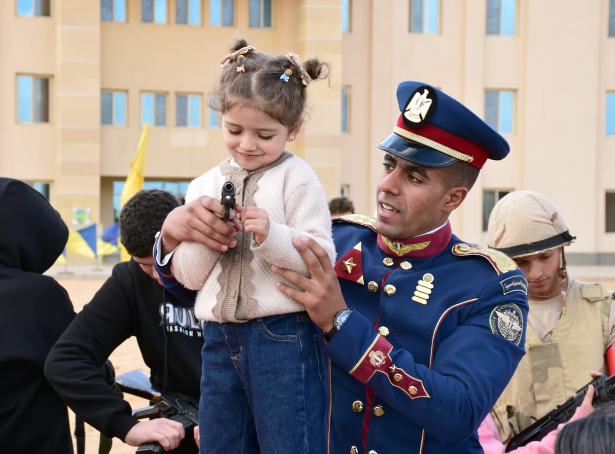 القوات المسلحة تنظم عددًا من الزيارات لأسر الشهداء إلى الأكاديمية العسكرية المصرية.. شاهد