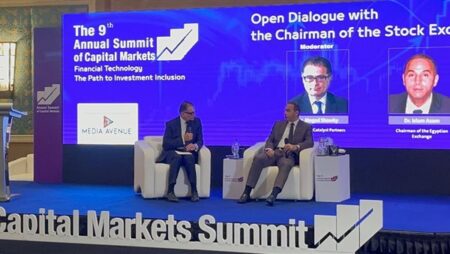 رئيس البورصة المصرية يستعرض رؤية تطوير سوق المال والتحول الرقمي