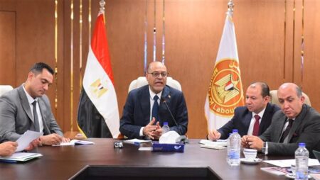 وزير العمل يجتمع برؤساء النقابات العمالية استعداداً للانتخابات النقابية 2026-2030