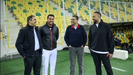 السفير المصري بالجزائر يؤازر الأهلي في مرانه قبل مواجهة شبيبة القبائل