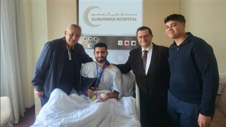 رئيس نادي المصري يزور باهر المحمدي بعد عملية جراحة الترقوة