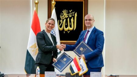 تنظيم الاتصالات يمنح مرسيدس بنز مصر ترخيص «إنترنت الأشياء» للسيارات