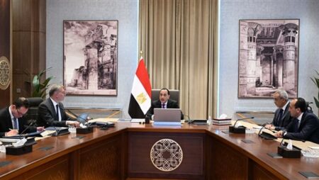 رئيس الوزراء يستعرض مستجدات عددٍ من مشروعات وملفات عمل وزارة البترول