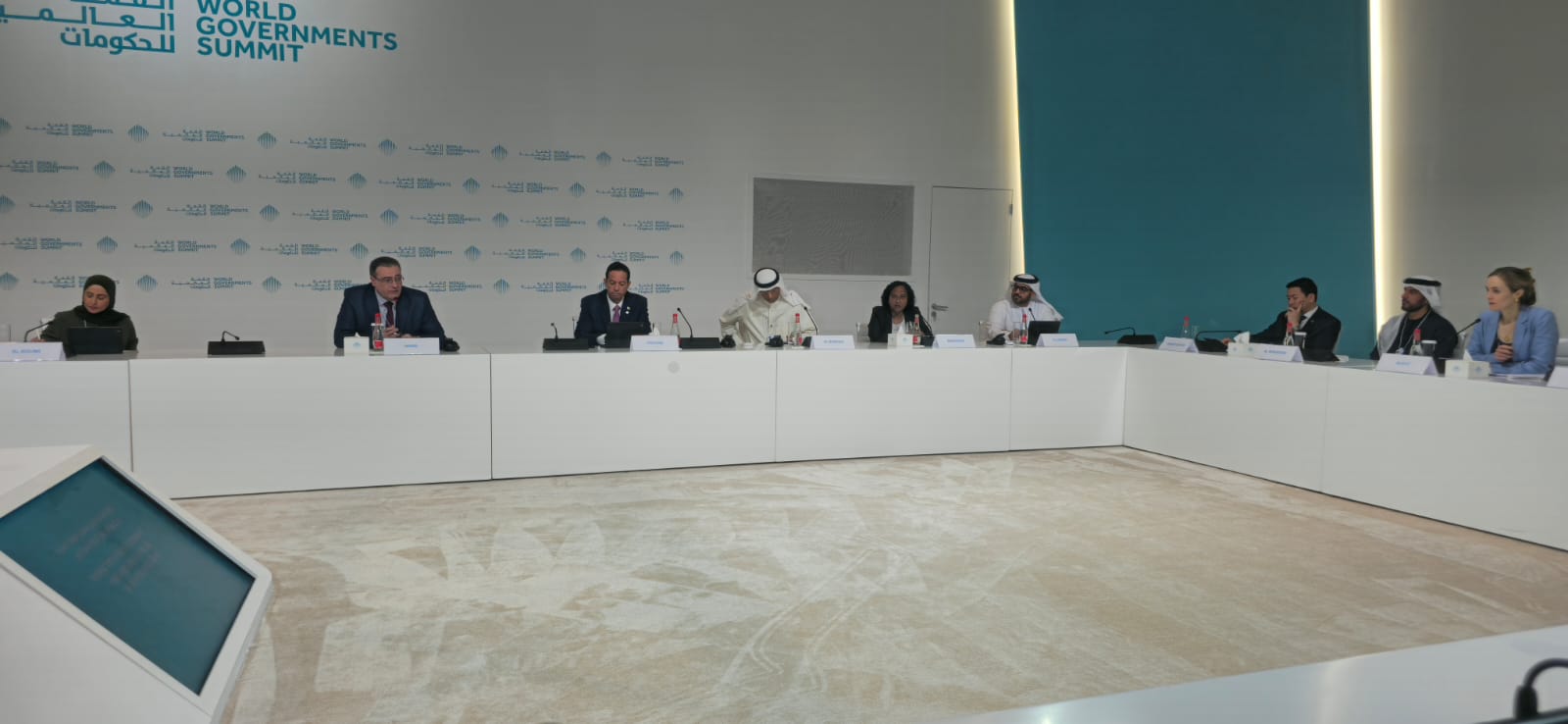 رئيس التنظيم والإدارة يؤكد من دبي أهمية التوظيف القائم على المهارات