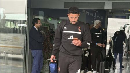 بعثة الأهلي تتوافد على مطار القاهرة للسفر إلى الجزائر