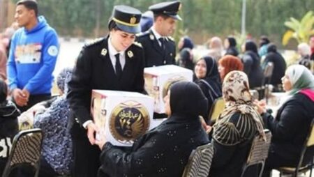 بمناسبة رمضان.. "الداخلية" توزع مساعدات غذائية على الأسر الأولى بالرعاية بمناسبة رمضان.. "الداخلية" توزع مساعدات غذائية على الأسر الأولى بالرعاية