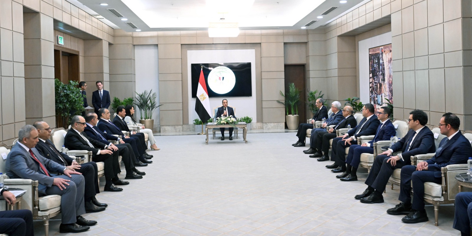 بحضور الوزراء الجدد.. "مدبولي" يُكرم الوزراء السابقين.. ويؤكد: نستكمل ما بناه السابقون.. وهدفنا جميعًا خدمة المواطن