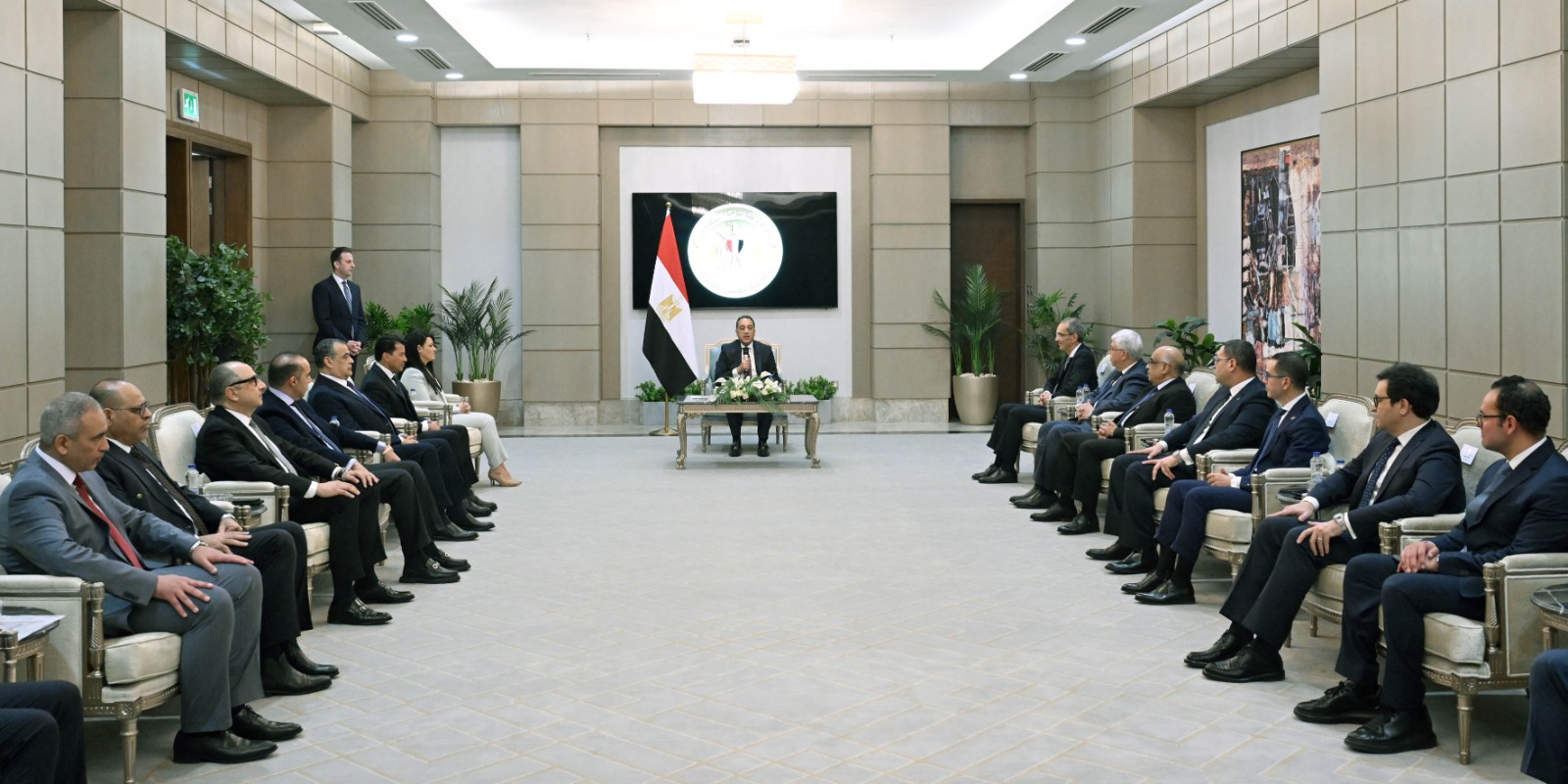 بحضور الوزراء الجدد.. "مدبولي" يُكرم الوزراء السابقين.. ويؤكد: نستكمل ما بناه السابقون.. وهدفنا جميعًا خدمة المواطن