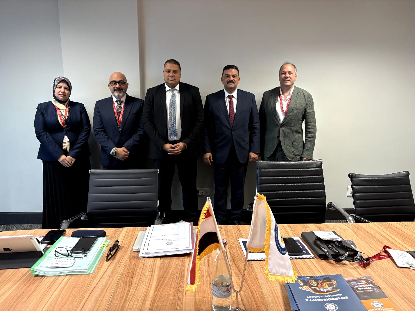 وفد وزارة البترول يواصل مباحثاته مع مستثمري التعدين خلال مؤتمر إندابا الأفريقي