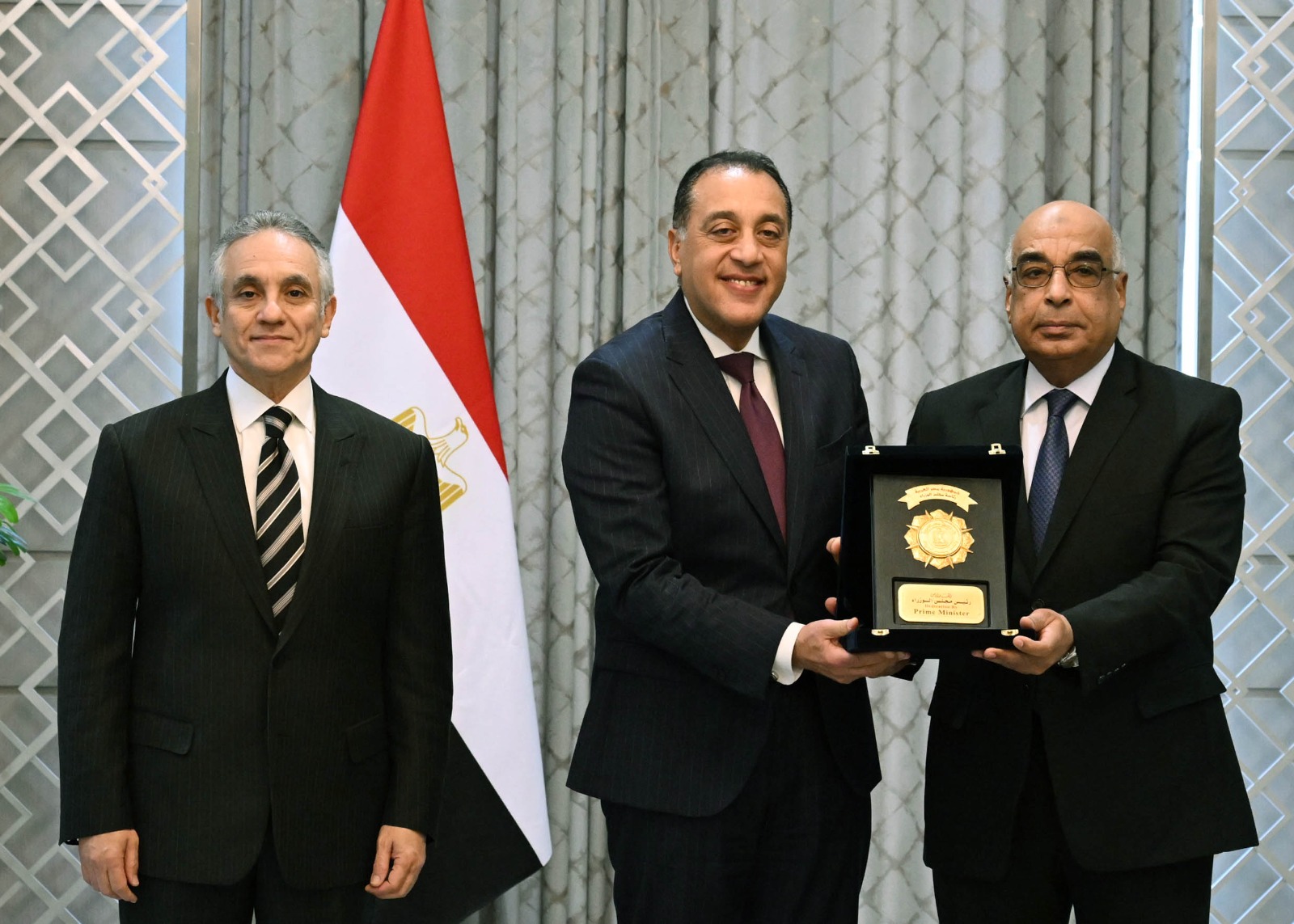 بحضور الوزراء الجدد.. "مدبولي" يُكرم الوزراء السابقين.. ويؤكد: نستكمل ما بناه السابقون.. وهدفنا جميعًا خدمة المواطن