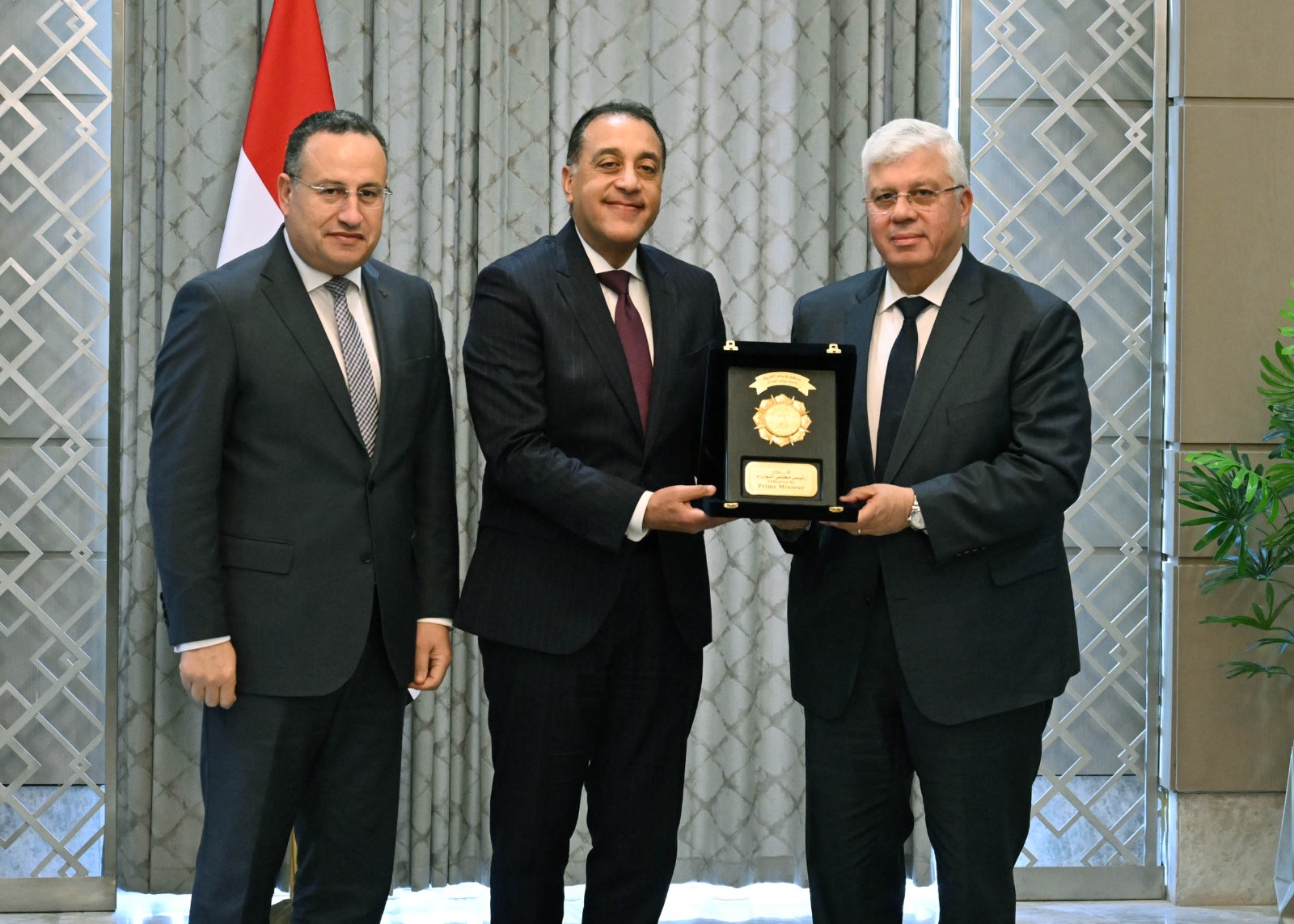 بحضور الوزراء الجدد.. "مدبولي" يُكرم الوزراء السابقين.. ويؤكد: نستكمل ما بناه السابقون.. وهدفنا جميعًا خدمة المواطن