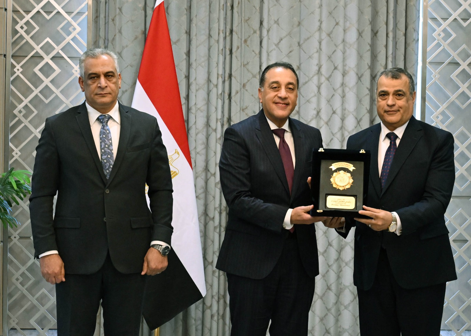 بحضور الوزراء الجدد.. "مدبولي" يُكرم الوزراء السابقين.. ويؤكد: نستكمل ما بناه السابقون.. وهدفنا جميعًا خدمة المواطن