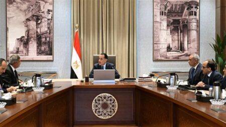 مدبولي يلتقي خالد عبد العزيز ويتلقى التقرير النهائي للجنة تطوير الإعلام المصري